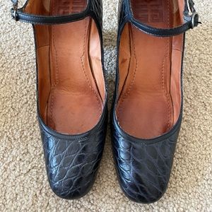 LAST CHANCE Givenchy leather heels